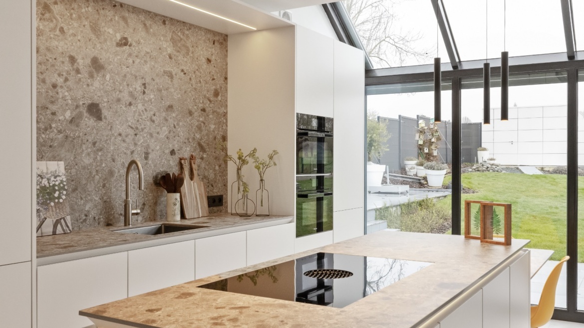 Moderne witte keuken SieMatic SLX met uitgesproken werkblad te Iddergem in Oost Vlaanderen